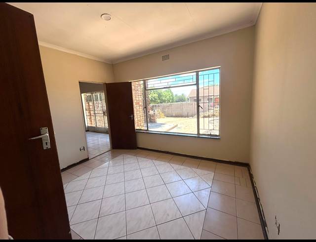4 BEDROOM HOUSE TO LET IN VANDERBIJLPARK CE 3
